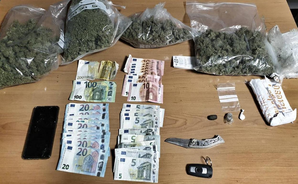 Imagen difundida por la Policía Municipal de Valladolid con la droga, el dinero y los efectos incautados al joven.