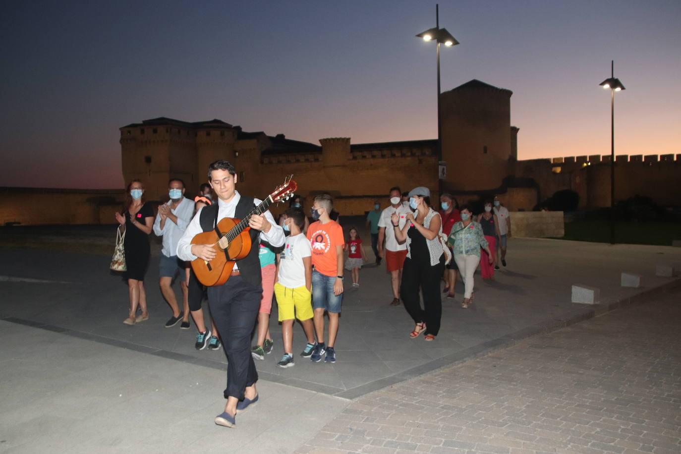 Turistas en verano en la localidad de Cuéllar, disfrutando de las rutas teatralizadas.