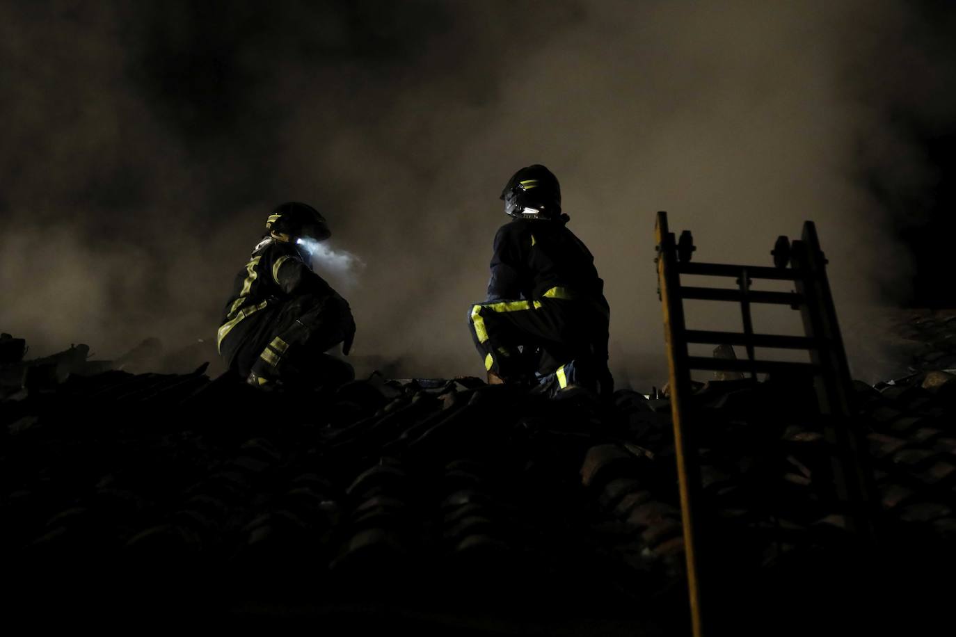 Fotos: Incendio en una nave agrícola cerca de Piñel de Abajo
