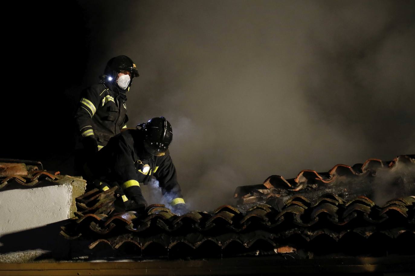 Fotos: Incendio en una nave agrícola cerca de Piñel de Abajo