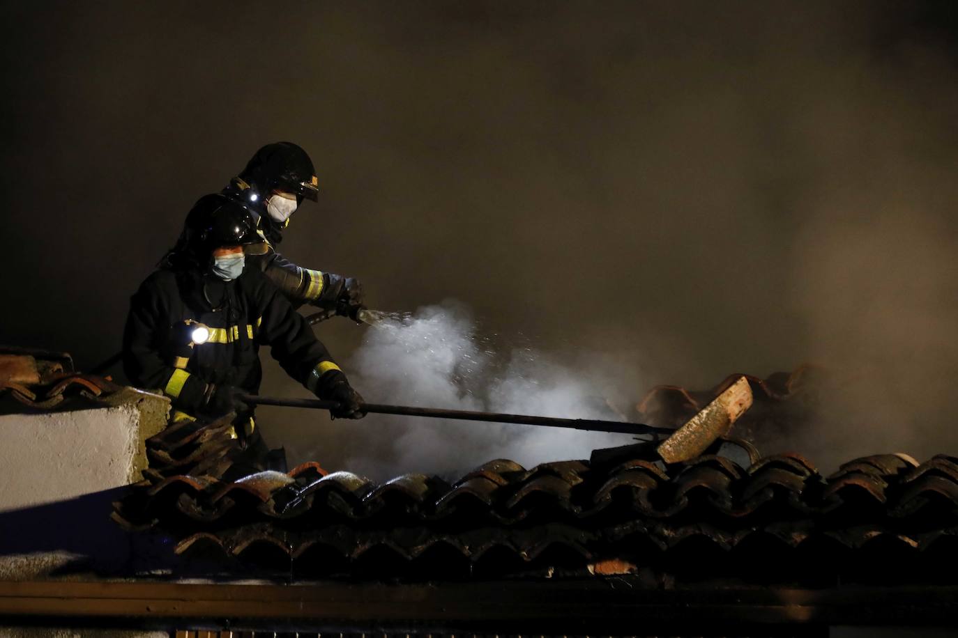 Fotos: Incendio en una nave agrícola cerca de Piñel de Abajo