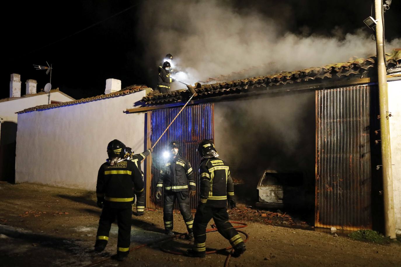Fotos: Incendio en una nave agrícola cerca de Piñel de Abajo