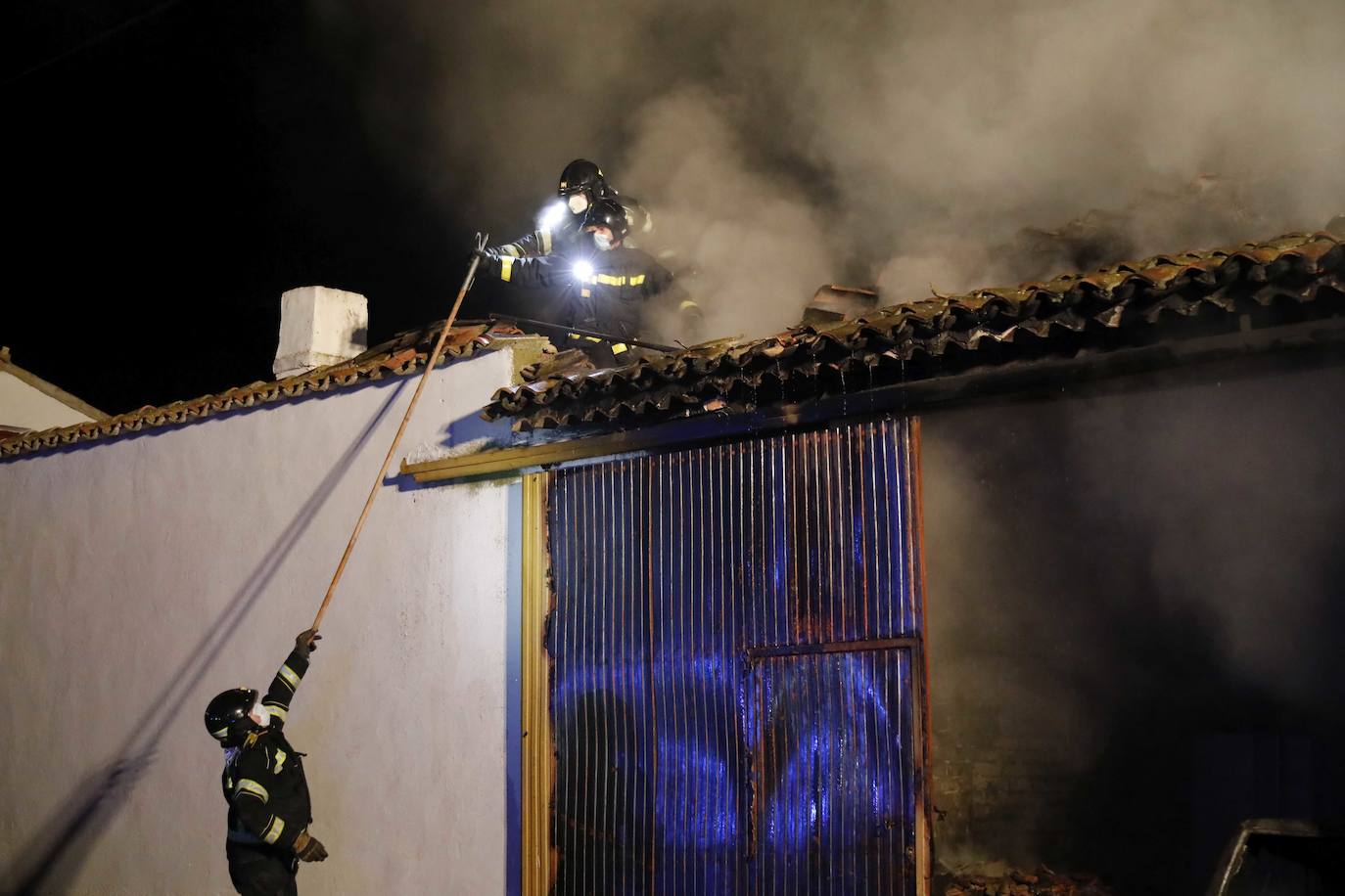 Fotos: Incendio en una nave agrícola cerca de Piñel de Abajo