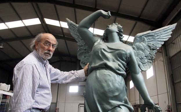 Andrés Coello, junto a la restauración en Aldeamayor.