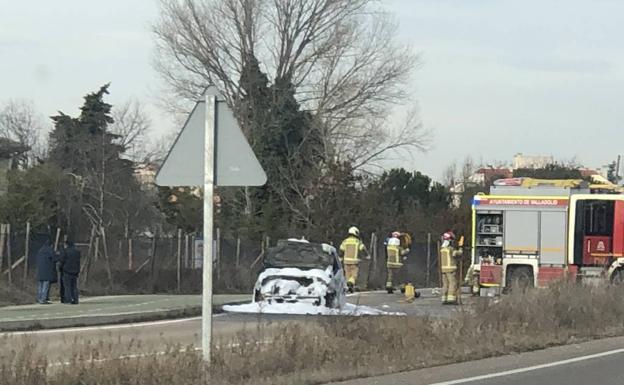 Imagen principal - Las llamas se apoderan de un vehículo en la carretera Rueda de Valladolid