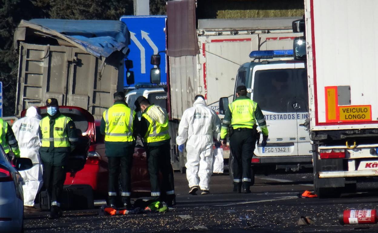 Inspección del escenario del triple atropello el lunes.