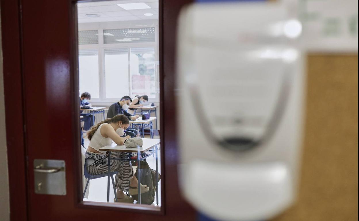 Gel hidroalcohólico en la entrada de un aula 