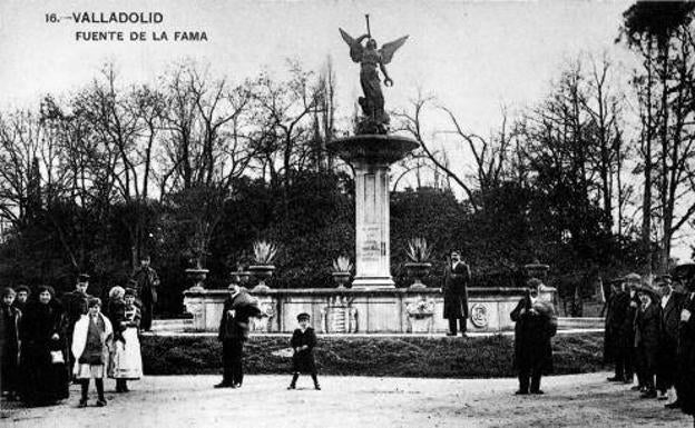 La fuente con las copas con forma de jarrón que fueron más tarde sustituidas por las bolas.