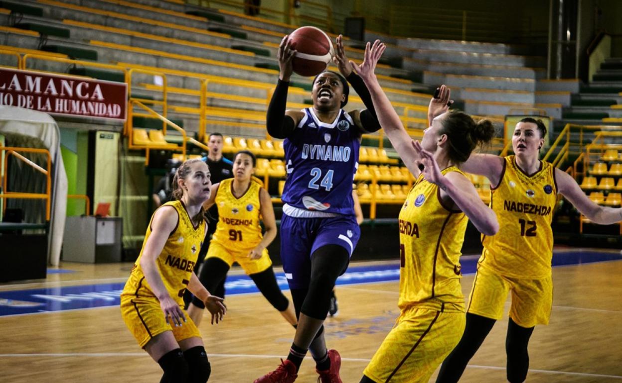 Arike Ogunbowale entra a canasta. 