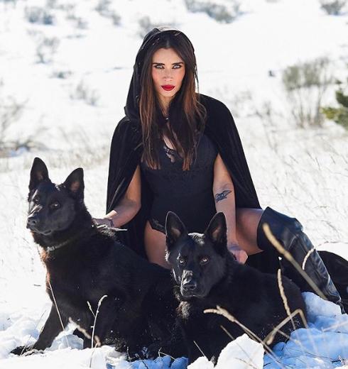 De 'Caperucita negra' con sus pastores alemanes negros. 