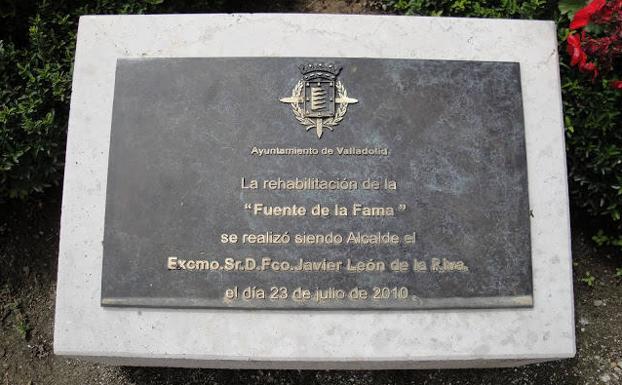 Placa que se encuentra junto a la fuente con la fecha de su última rehabilitación