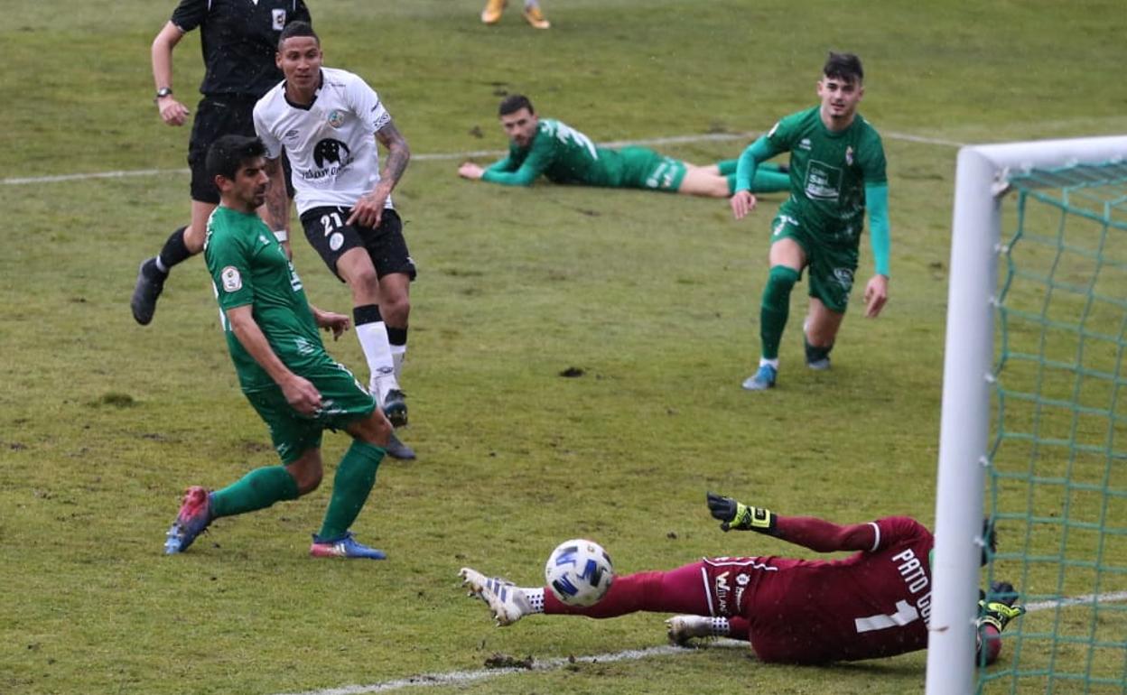 El Puma Chávez bate al Pato Guillén en el 1-0 del Salamanca UDS a Compostela. 