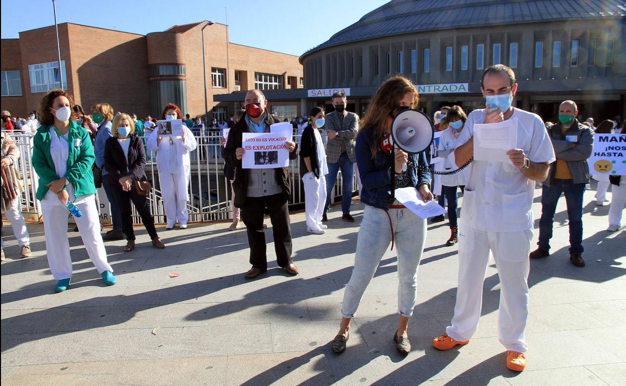 Concentración de sanitarios a las puertas del Hospital General de Segovia en contra del decreto de la Junta. 