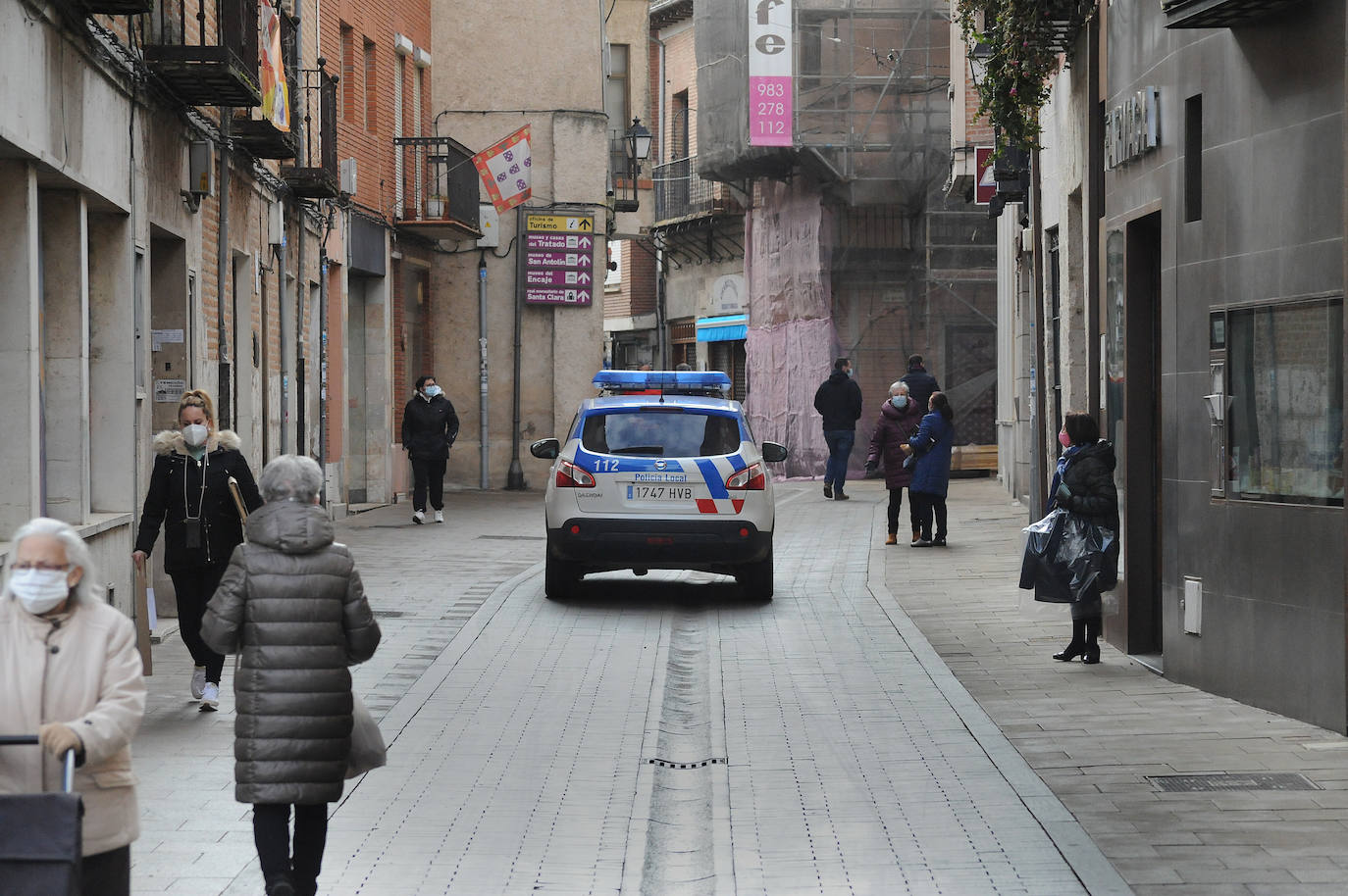 La Policía vigila en una de las calles céntricas de Tordesillas.