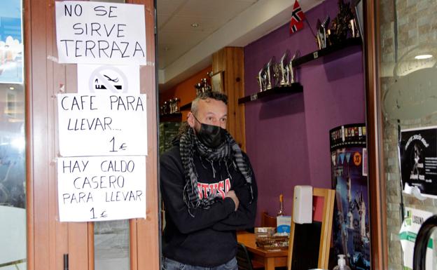 Un hostelero en un bar de la localidad. 