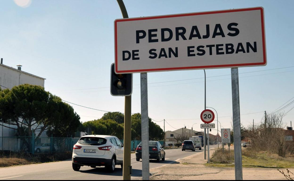 Cartel a la entrada de la localidad vallisoletana de Pedrajas de San Esteban.