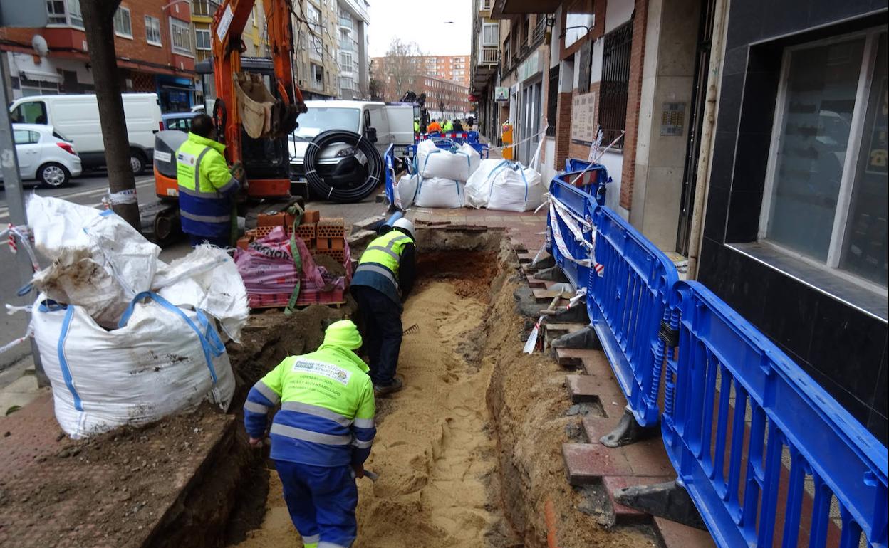 Los operarios trabajan en la reparación de unos tramos dañados de la tubería de la calle Soto.