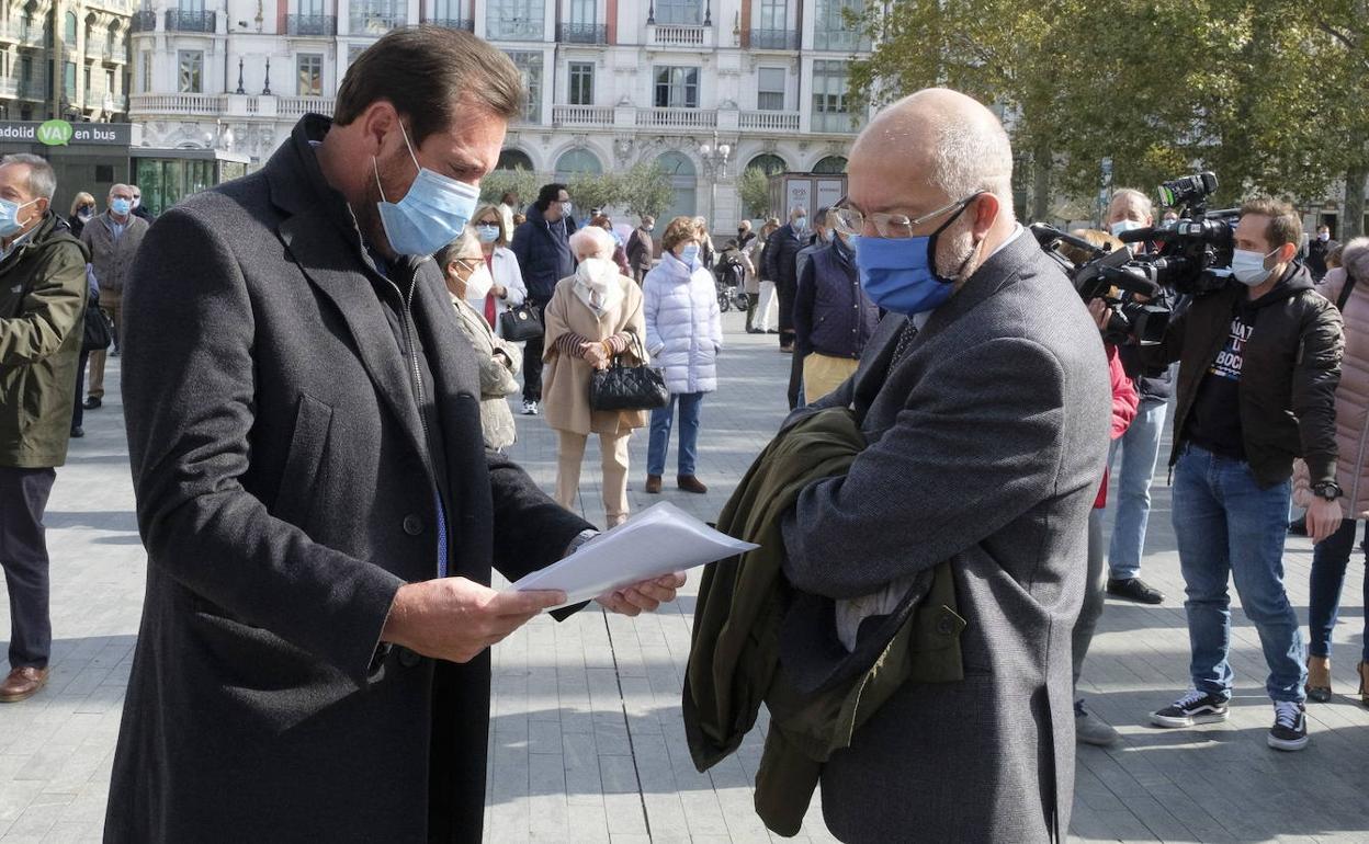 Óscar Puente y Francisco Igea, durante la inauguración de la estatua de Miguel Delibes, a finales del año pasado. 