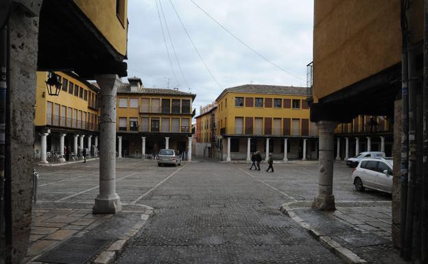 La Plaza Mayor de Tordesillas, ayer prácticamente vacía. 