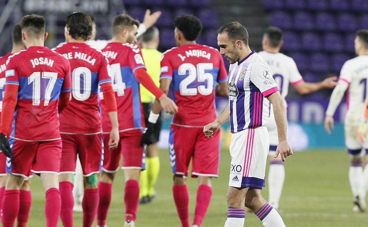 Nacho fija su mirada al suelo tras la consecución de uno de los goles del Elche. 