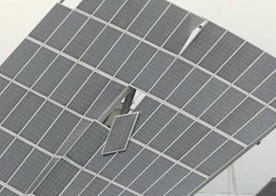 Imagen secundaria 1 - Las placas, dañadas por el viento.