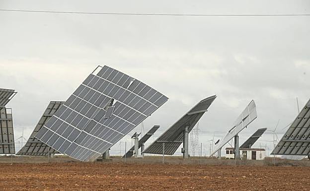 Imagen principal - Las placas, dañadas por el viento.