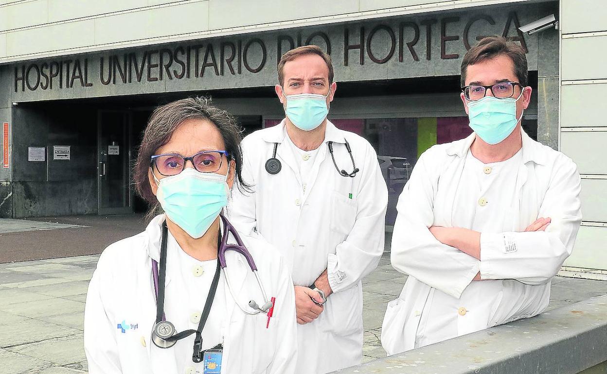 Los especialistas e investigadores Julia Barbado, Pablo Miramontes y Luis Corral, en el Hospital Río Hortega de Valladolid. 