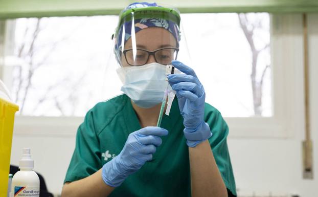 La falta de antivirales retrasa la primera dosis para el 25% de los sanitarios