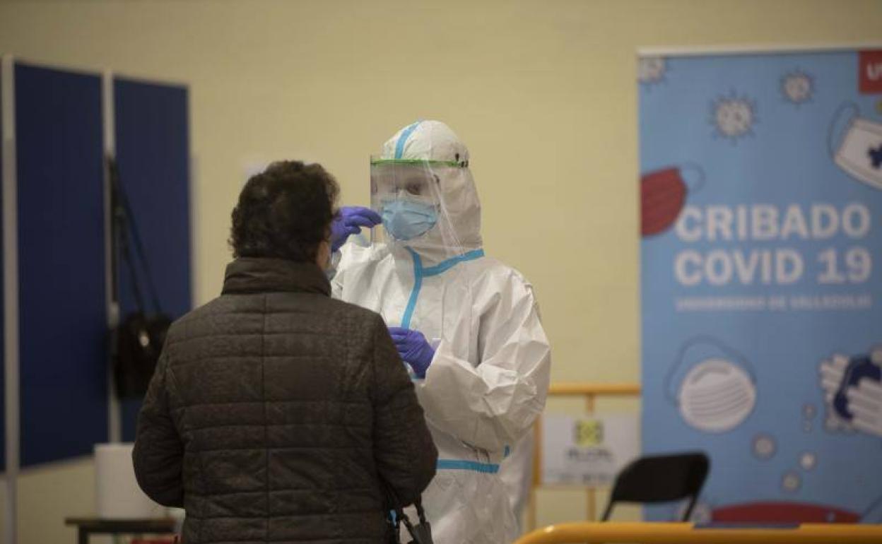 Un sanitariio realiza la prueba a un universitario. 