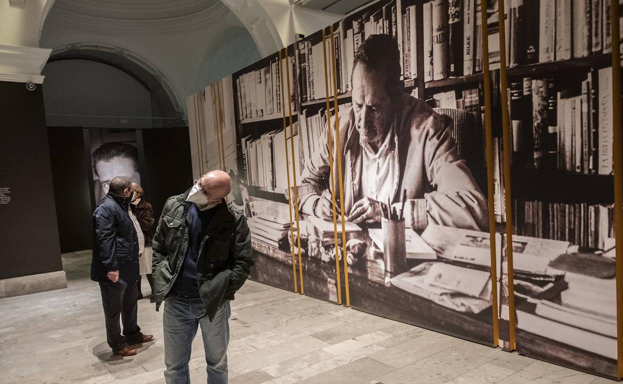 Visitantes en la exposición 'Delibes' en la Pasión.