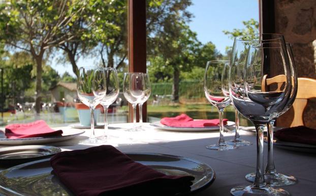 Mesa en un ventanal del restaurante Sierra Quilama, en Salamanca. 