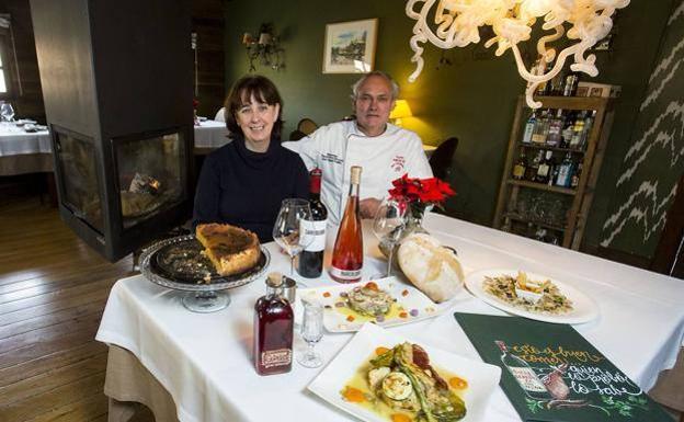 Juan Miguel Ozalla, a la derecha, en el comedor de la Posada Torre Berrueza. 