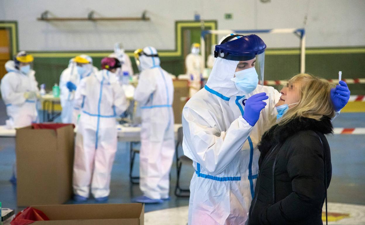 Unamujer se somete al test en Sancti Spíritus. 