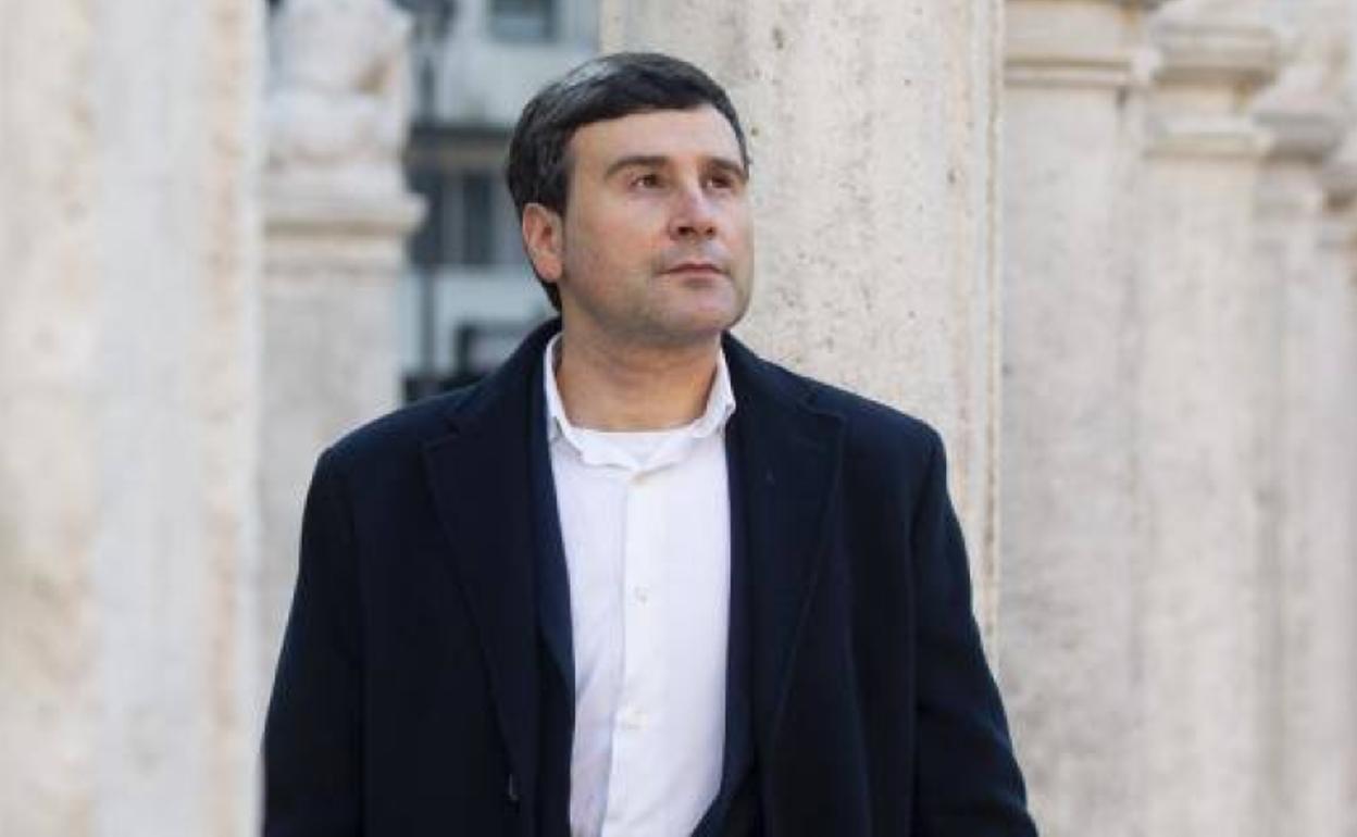 José María Vicente Pradas posa ante el edificio histórico de la Universidad de Valladolid.