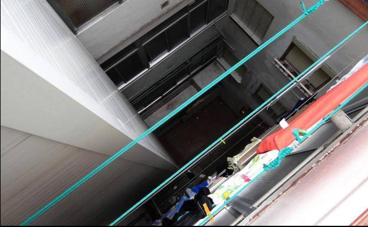 Patio interior del bloque de viviendas del número 3 de la calle Estornino, donde ocurrieron los hechos el pasado octubre.