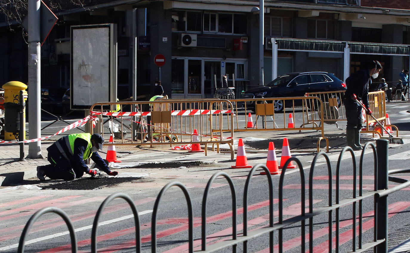 Reparación del pavimento en el paseo Ezequiel González, donde se produjo un reventón en la red de abastecimiento.
