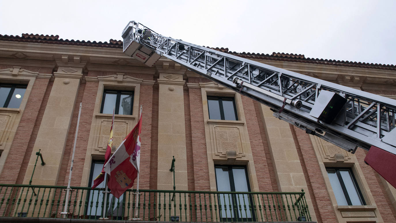 Intervención de los bomberos de Segovia ante el desprendimiento de tejas en la calle Domingo de Soto.