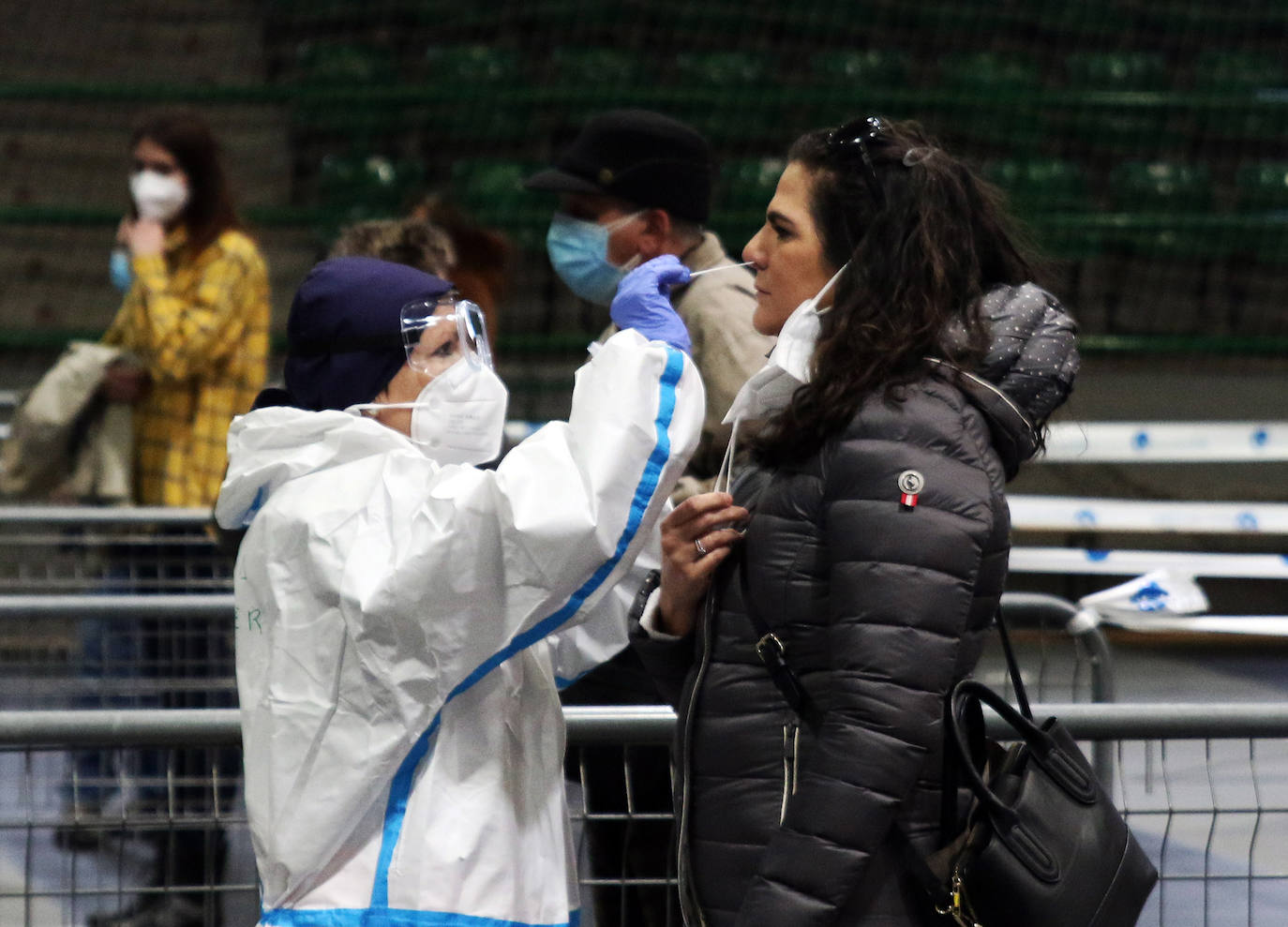 Prueba de antígenos a una vecina de Segovia durante el cribado en el Pedro Delgado.