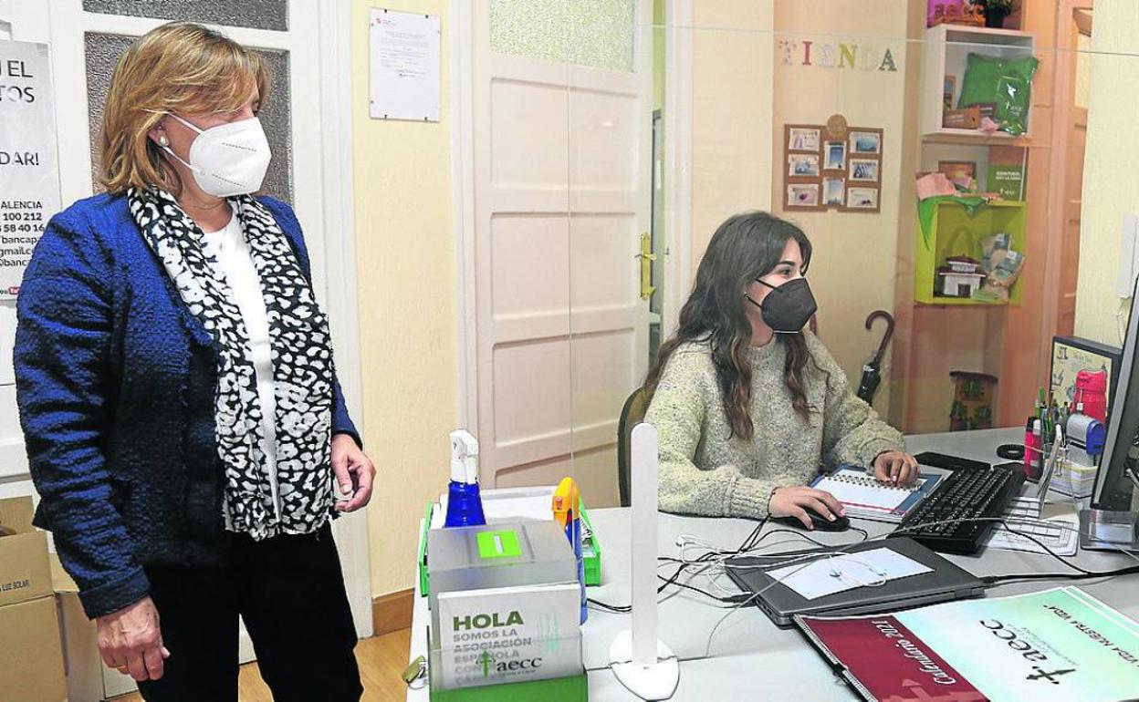 La presidenta, Rosa María Andrés, a la izquierda, con Marina Calvo en la asociación de Palencia. 