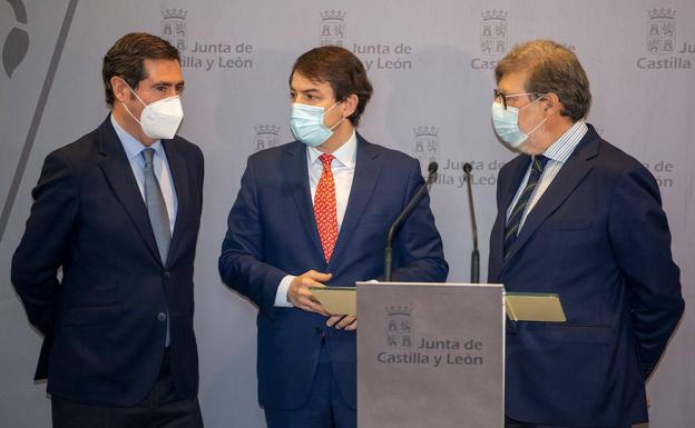 El presidente de la CEOE, Antonio Garamendi; el presidente de la Junta de Castilla y León, Alfonso Fernández Mañueco, y el presidente de Cecale, Santiago Aparicio, en un reciente acto oficial.