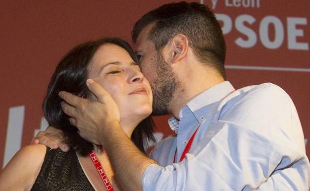 Luis Tudanca saluda a Adriana Lastra en el congreso regional socialista celebrado en Zamora.