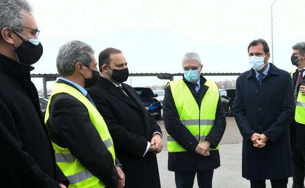 Javier Izquierdo (izquierda), José Luis Ábalos (tercero izquierda) y Óscar Puente (derecha), el pasado 17 de diciembre en Valladolid.