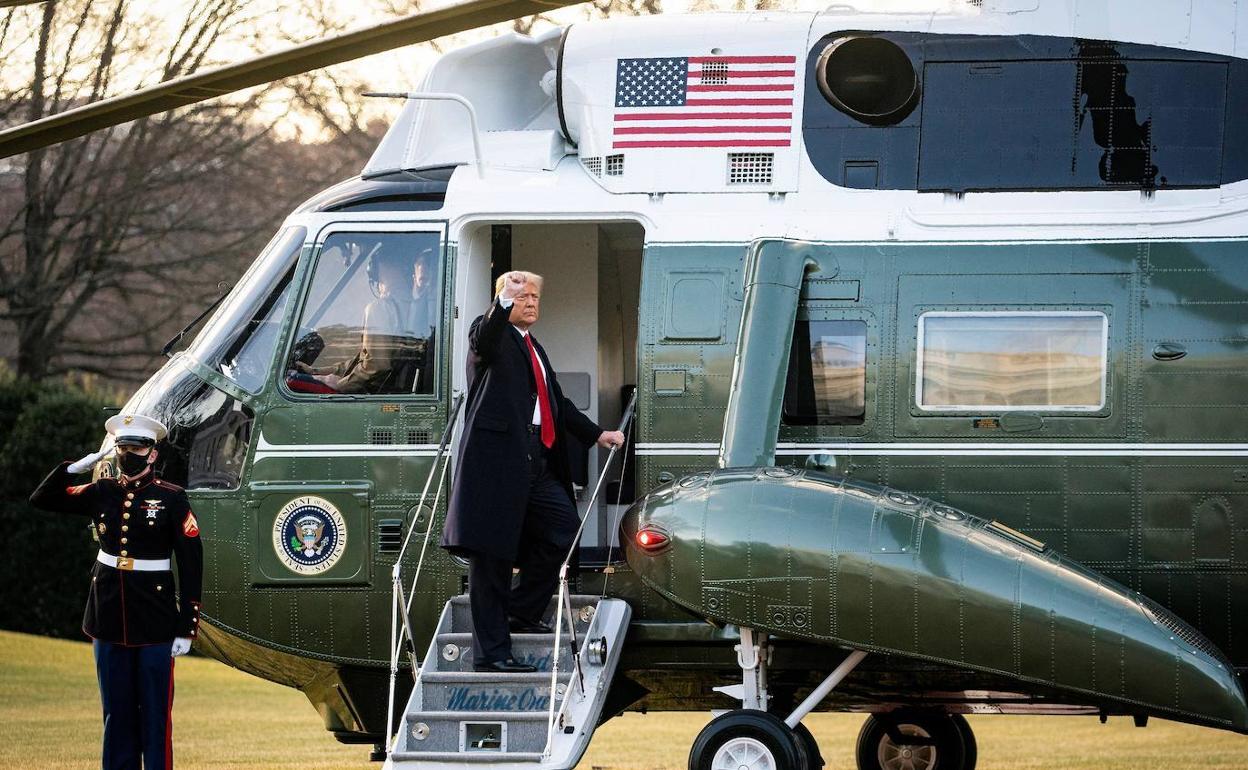 Trump sube a un helicóptero para dejar la Casa Blanca el pasado miércoles. 