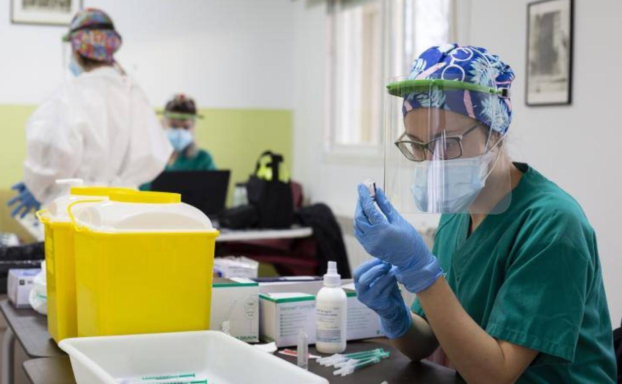 Preparación de una dosis de la vacuna. 