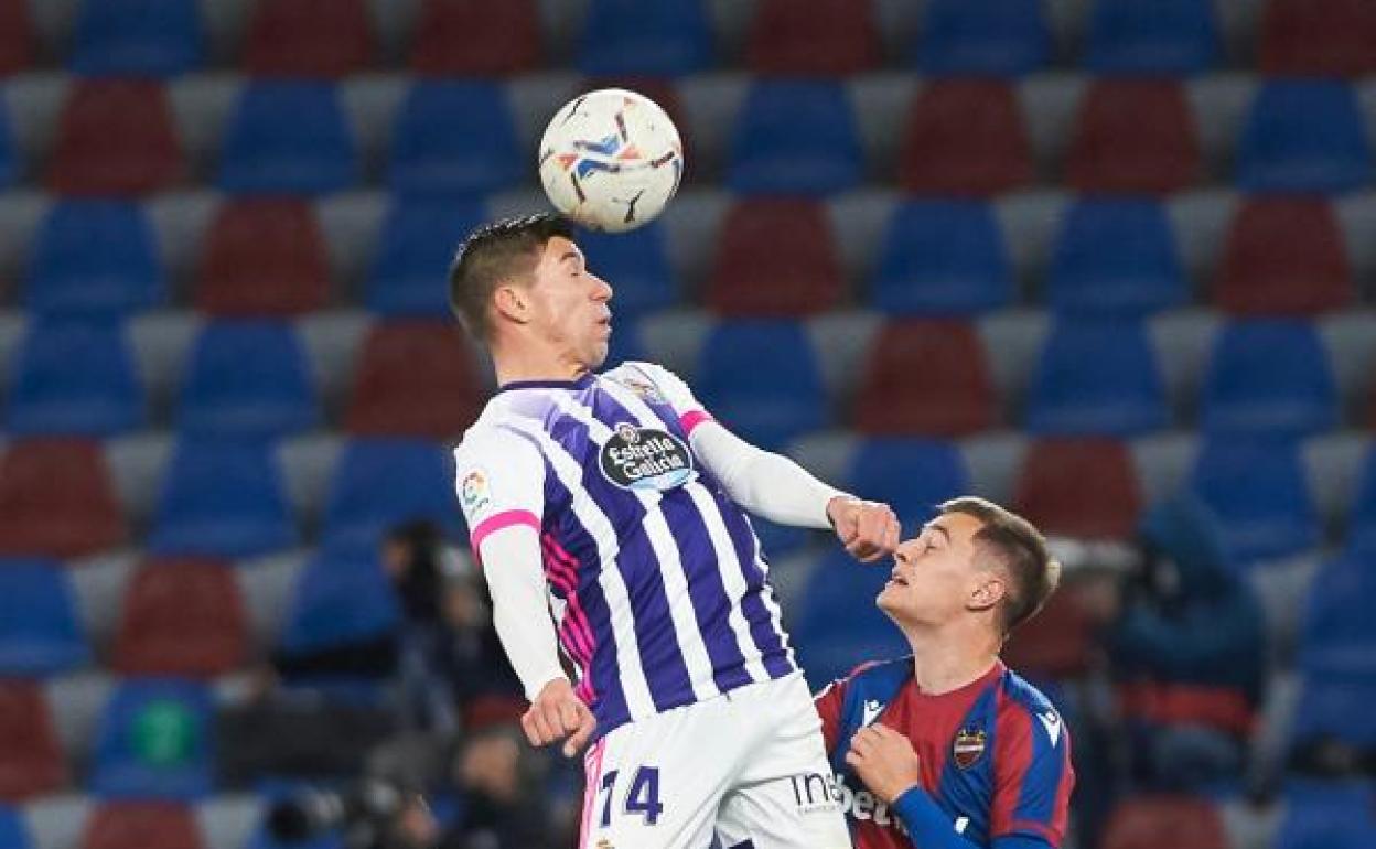 Alcaraz salta ante De Frutos en el Levante-Real Valladolid de Liga del pasado viernes.