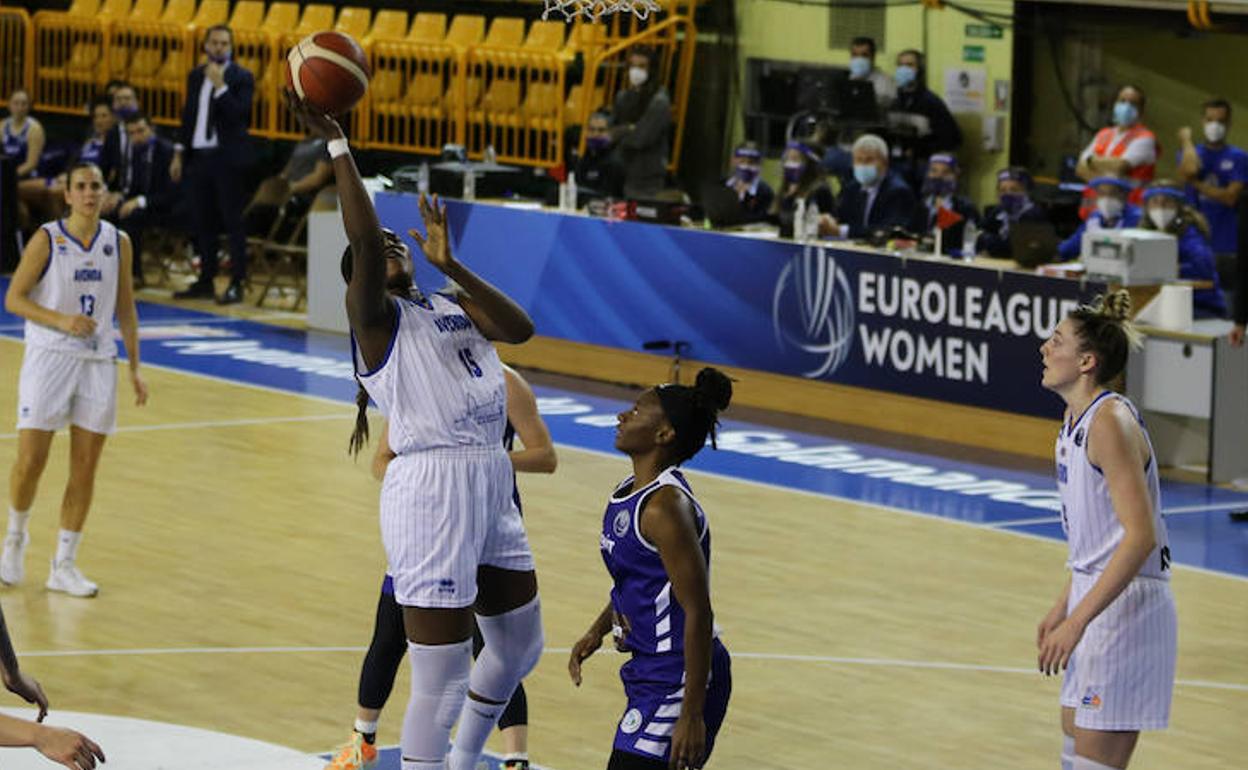 Diallo realiza una bandeja ante el Izmit. 