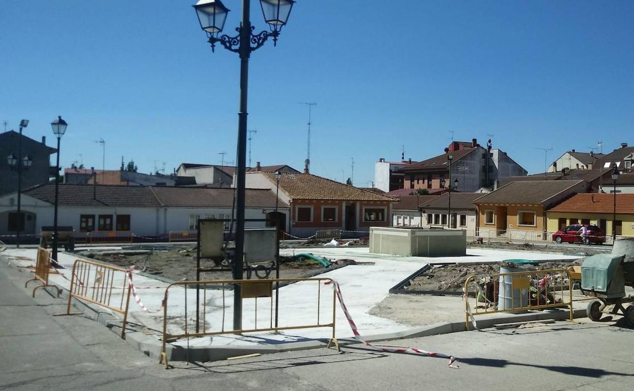 Obras de reforma de la plaza Torrevieja de Íscar, en el mes de julio.