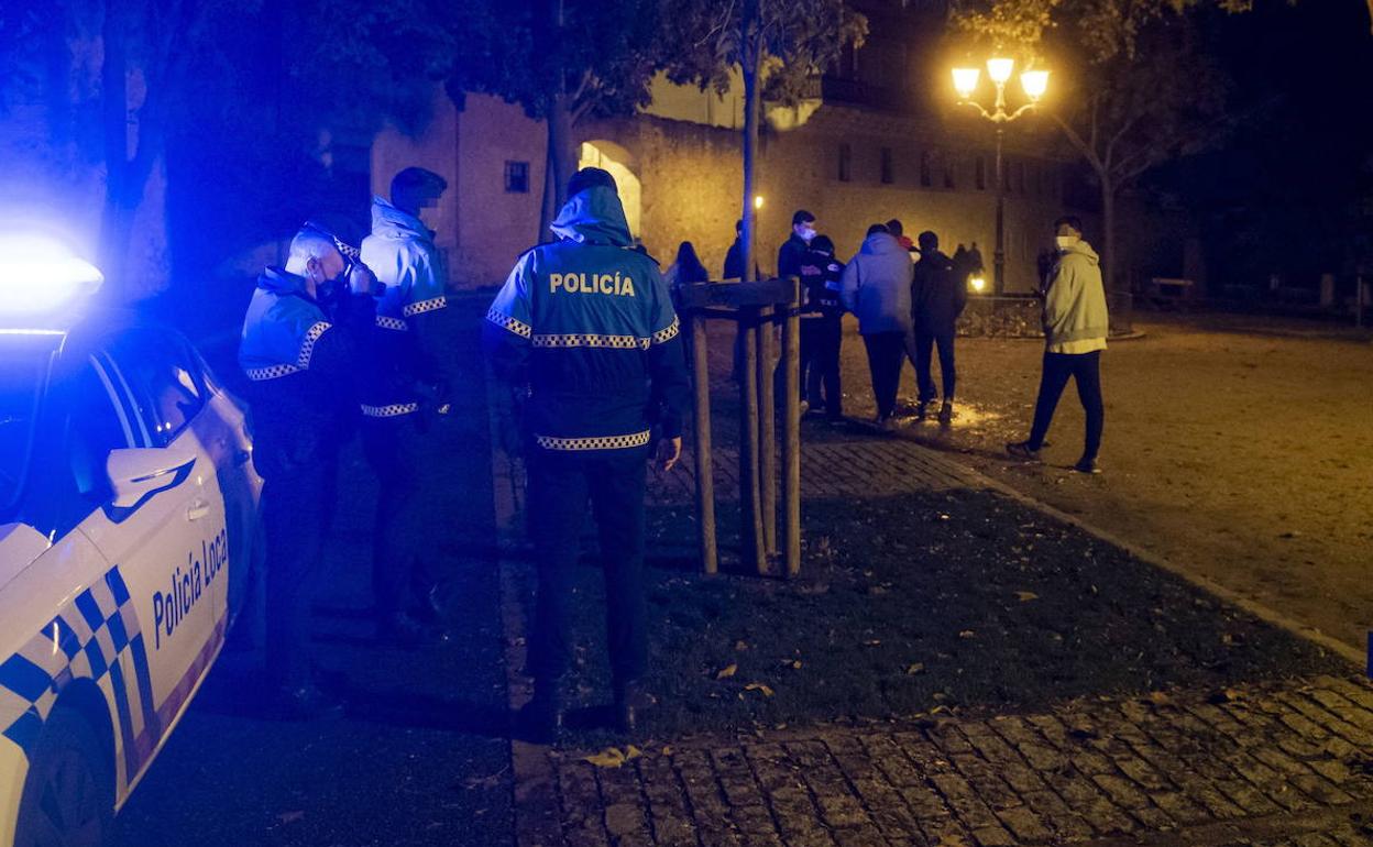 Las patrullas policiales vigilan el ocio nocturno. 