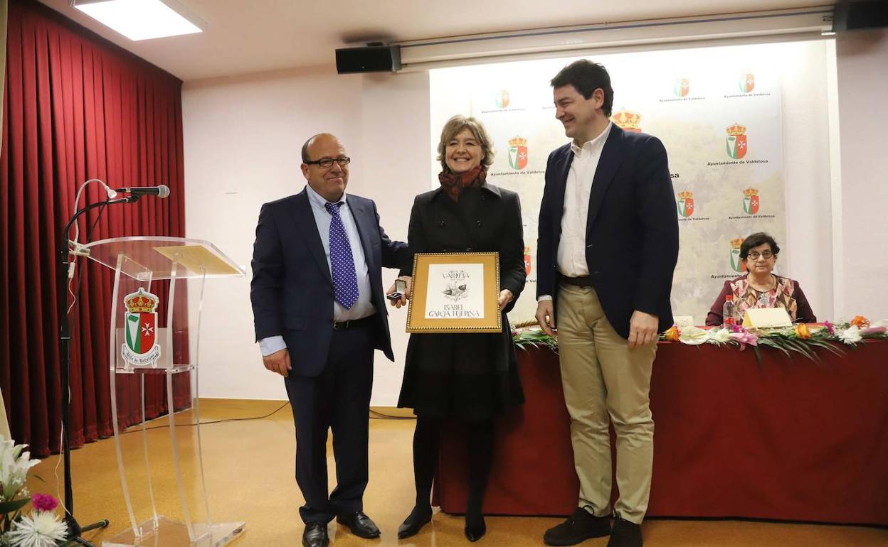 Manuel Prada, alcalde de Valdelosa, (izquierda) entregando un premio a Isabel García Tejerina, junto a Fernández Mañueco. 