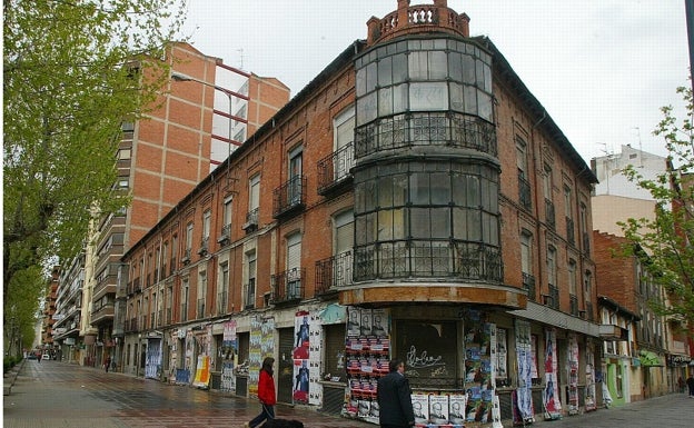 Fachada del histórico bar una vez cerrado. 